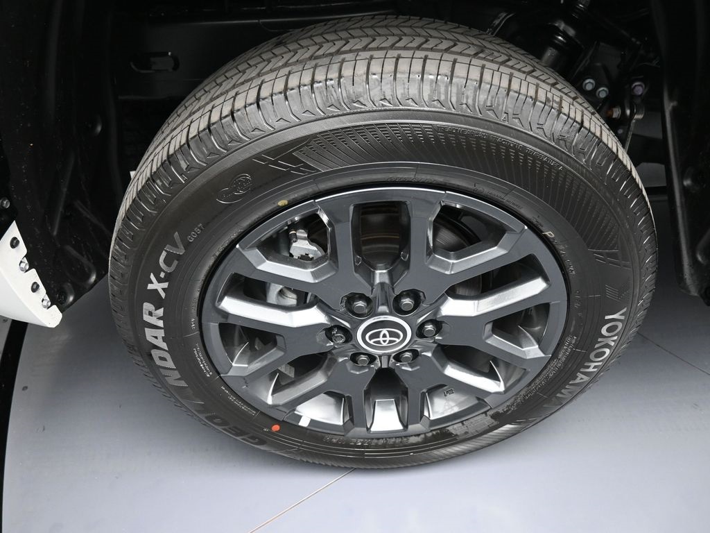Vehicle image 32 of 49