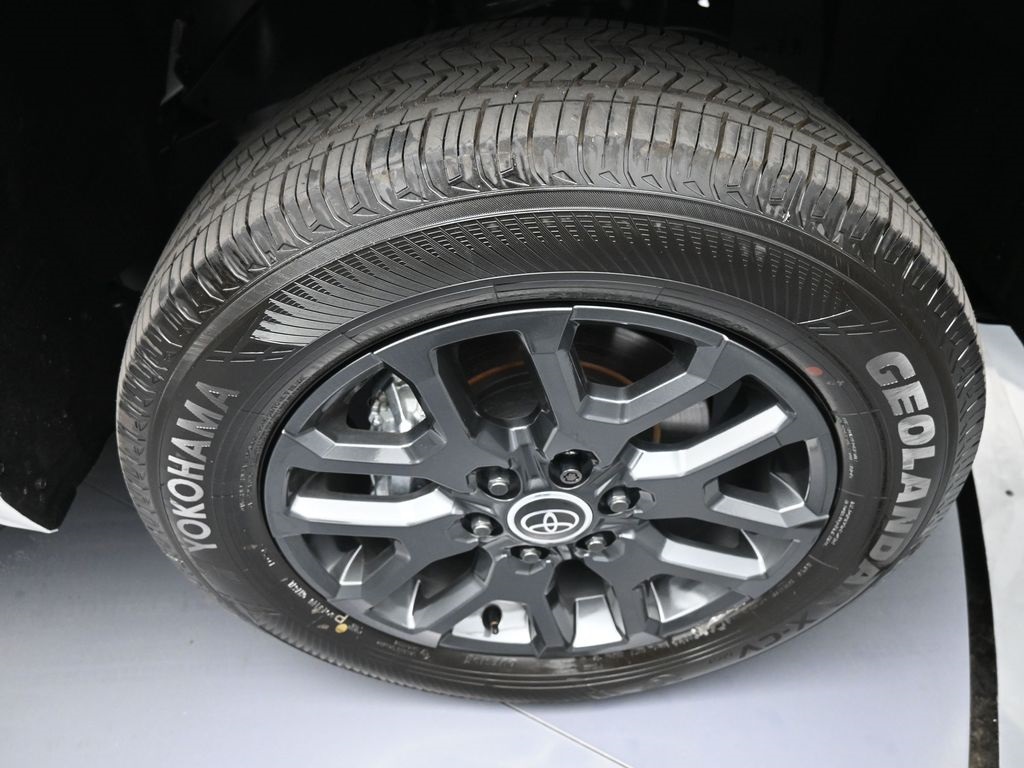 Vehicle image 33 of 49