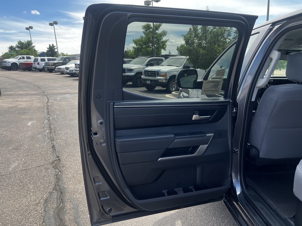 Vehicle image 17 of 28