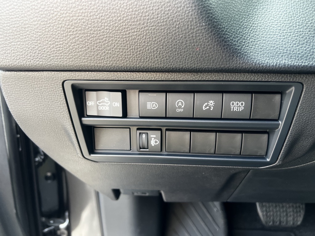 Vehicle image 14 of 28