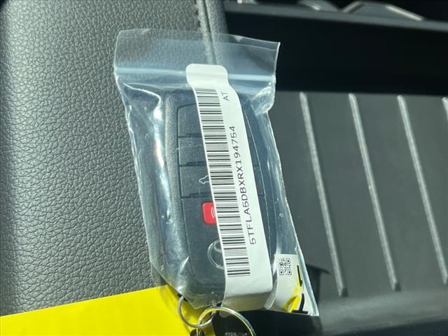Vehicle image 28 of 32