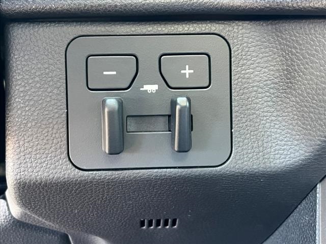 Vehicle image 24 of 32