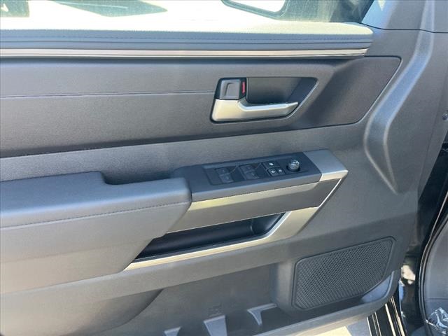 Vehicle image 21 of 32