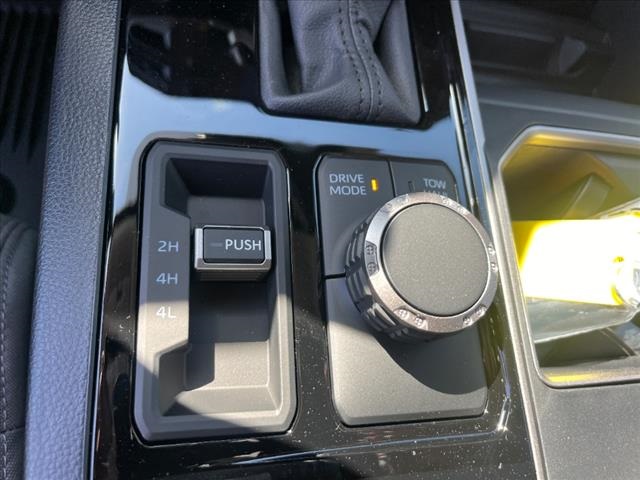 Vehicle image 23 of 32