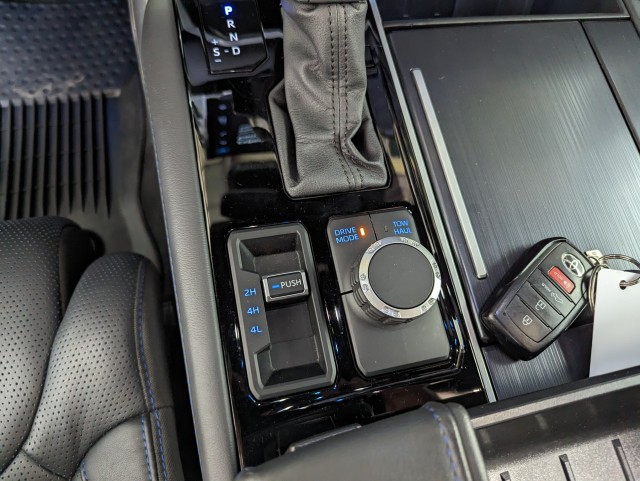 Vehicle image 27 of 33
