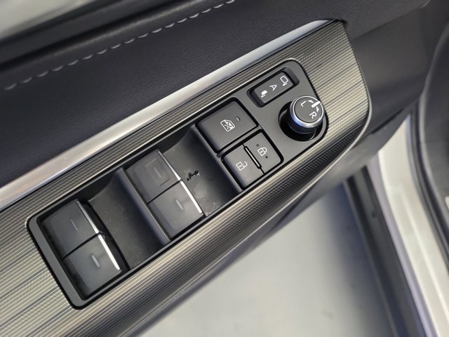 Vehicle image 11 of 25