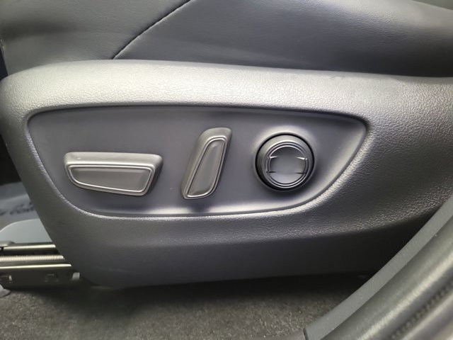 Vehicle image 13 of 25