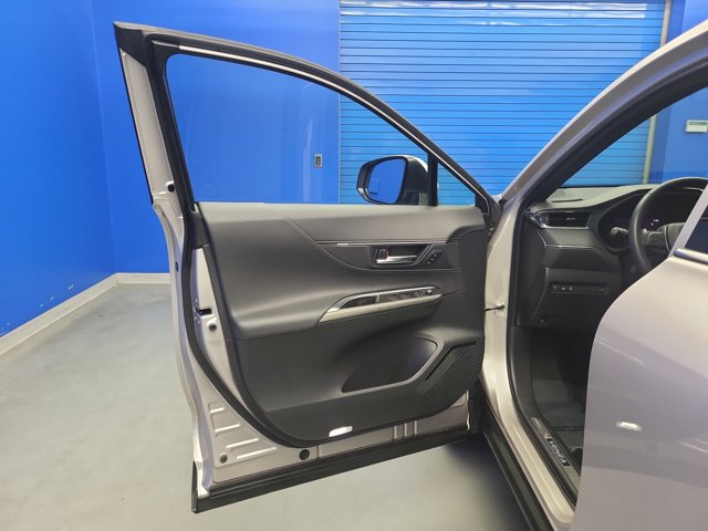 Vehicle image 10 of 25