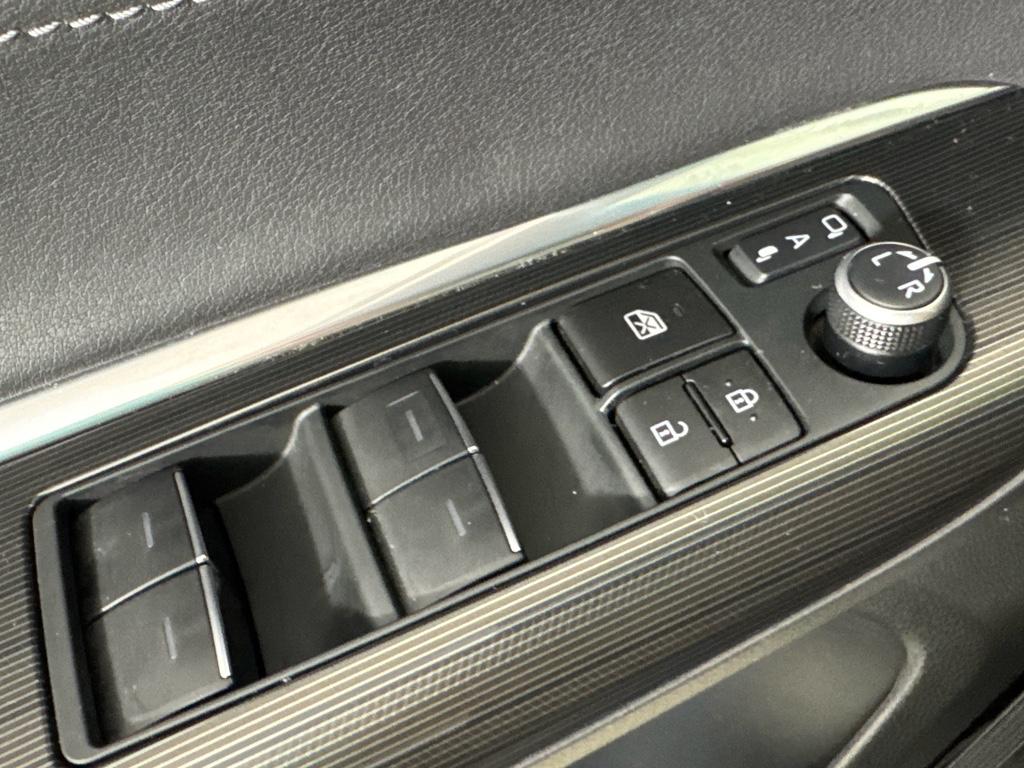Vehicle image 27 of 31