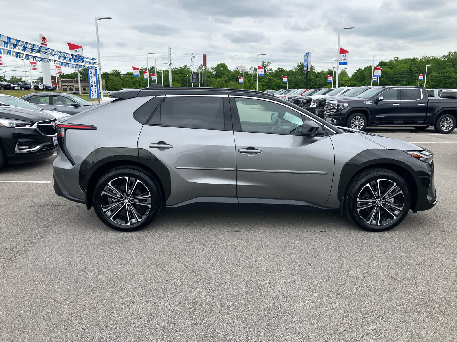 Vehicle image 4 of 38