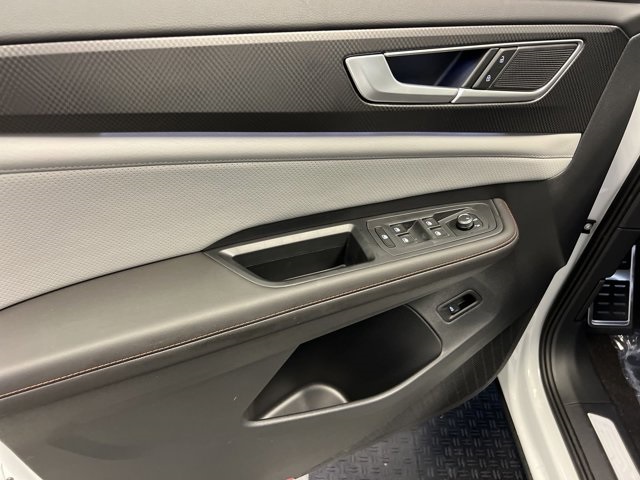 Vehicle image 8 of 22