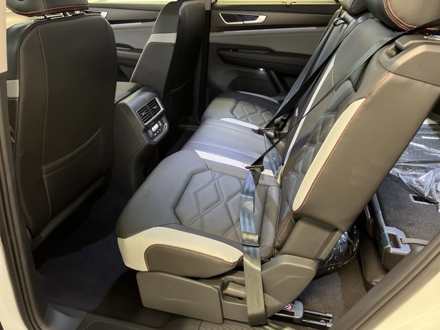 Vehicle image 10 of 22