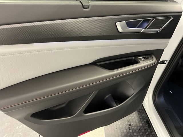 Vehicle image 11 of 22