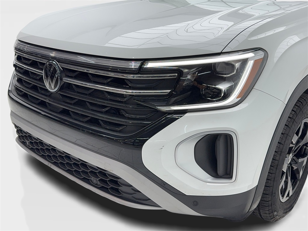 2024 Volkswagen Atlas 2.0T Peak Edition SE w/Technology Image 10 of 60