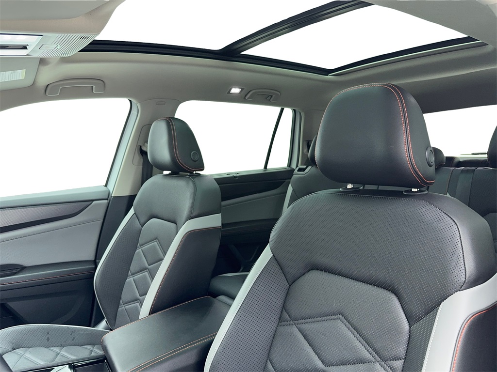 2024 Volkswagen Atlas 2.0T Peak Edition SE w/Technology Image 34 of 60