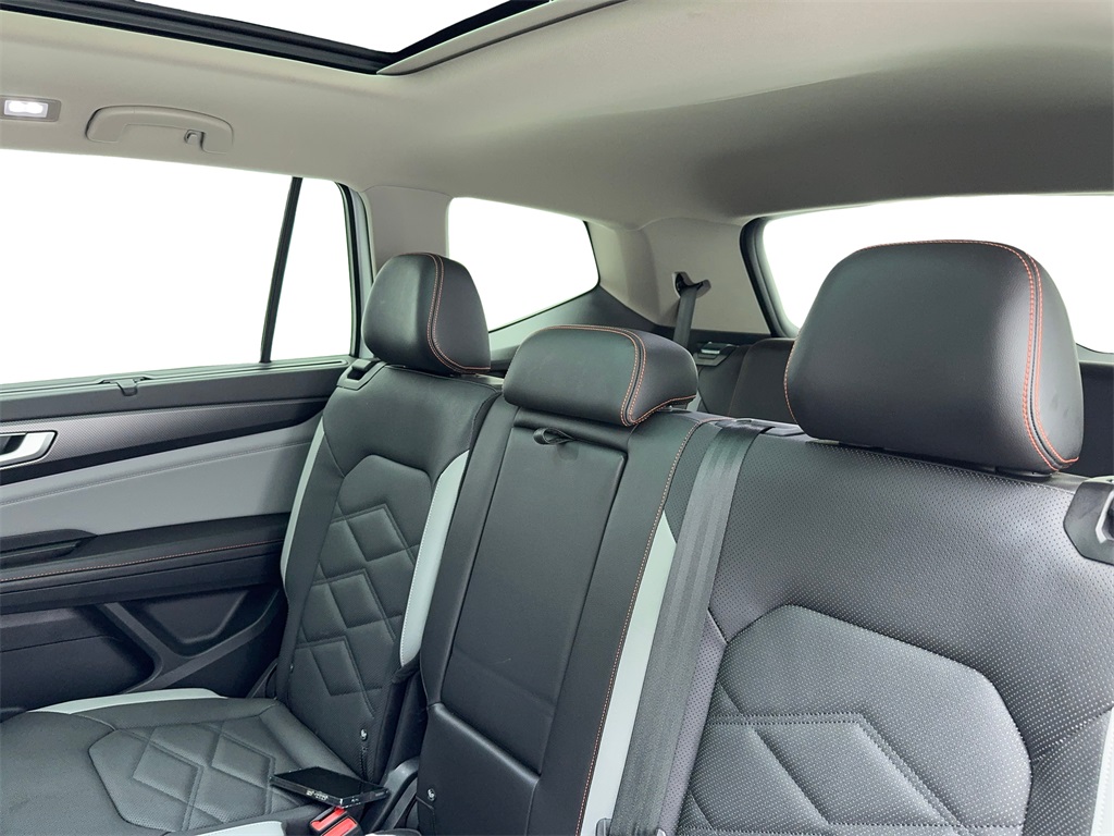 2024 Volkswagen Atlas 2.0T Peak Edition SE w/Technology Image 38 of 60