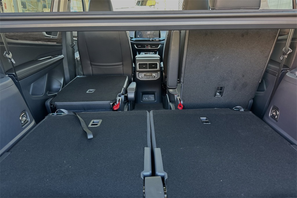 Vehicle image 7 of 19