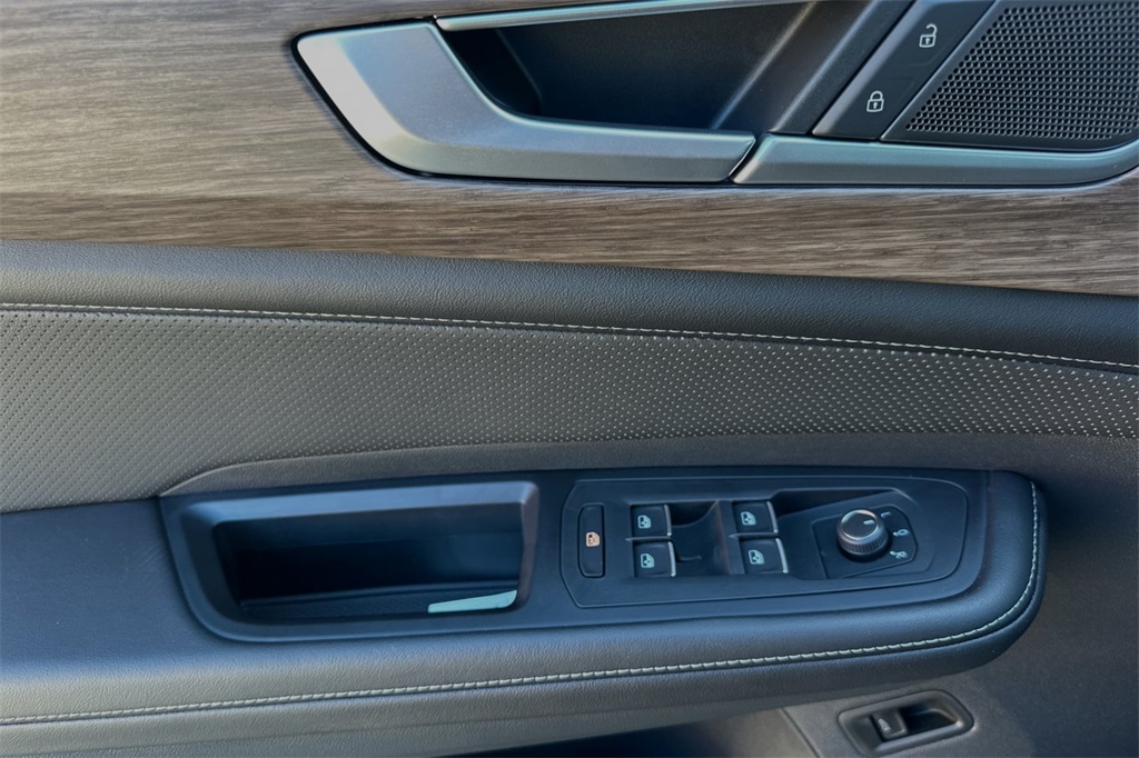 Vehicle image 15 of 19