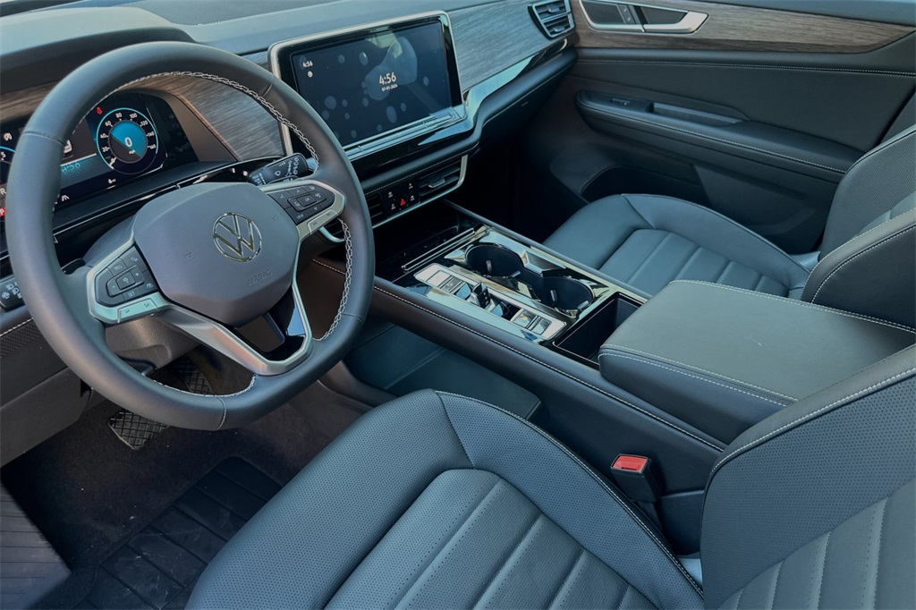 Vehicle image 17 of 19