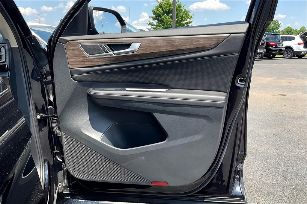2024 Volkswagen Atlas 2.0T SEL Image 25 of 34
