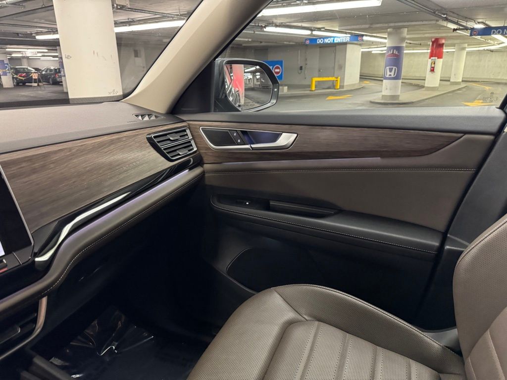 2024 Volkswagen Atlas 2.0T SEL Image 31 of 43