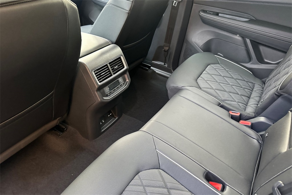 Vehicle image 18 of 19