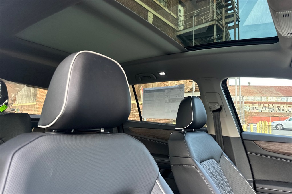 Vehicle image 17 of 19