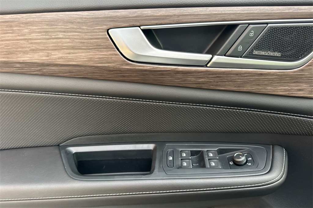Vehicle image 15 of 19