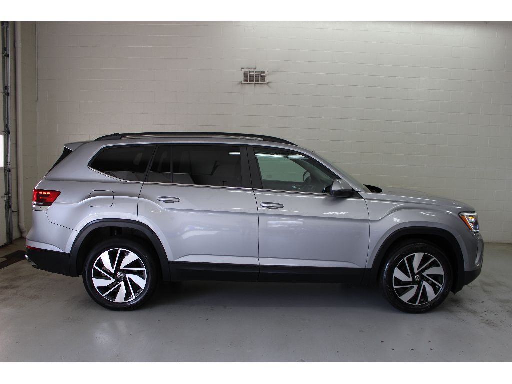 2024 Volkswagen Atlas 2.0T SE Technology Image 3 of 24