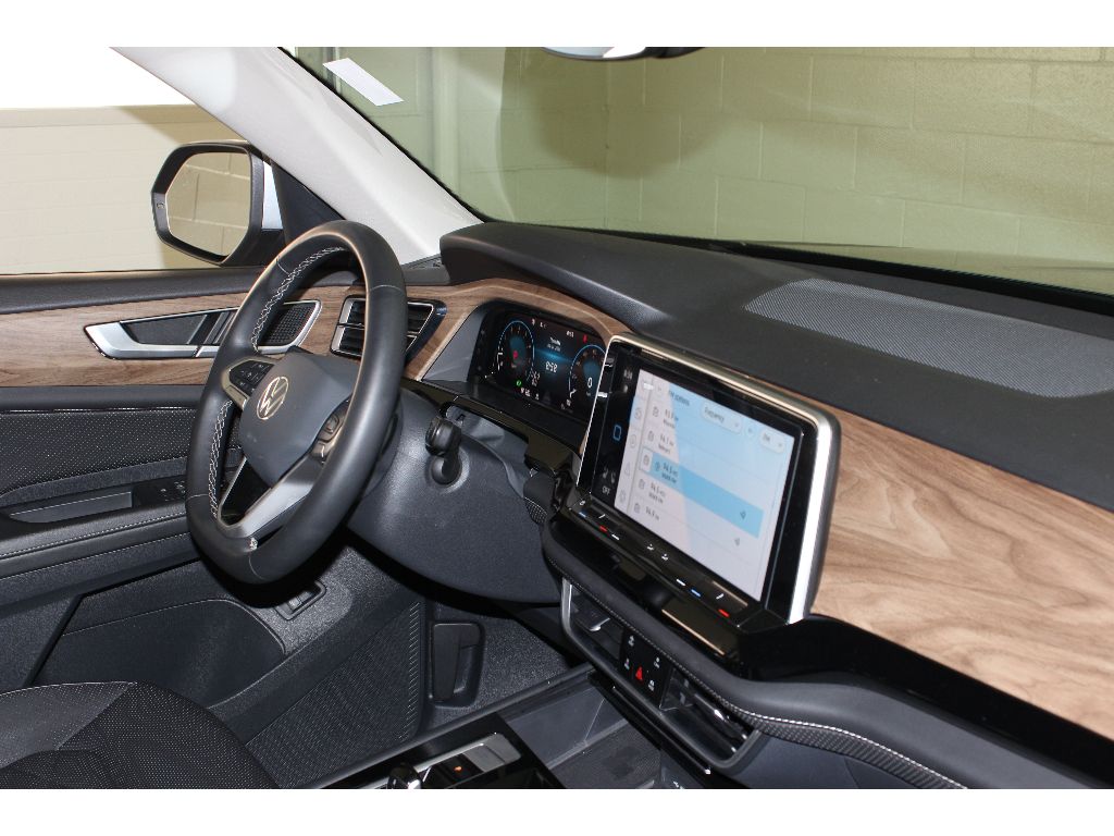 2024 Volkswagen Atlas 2.0T SE Technology Image 17 of 24