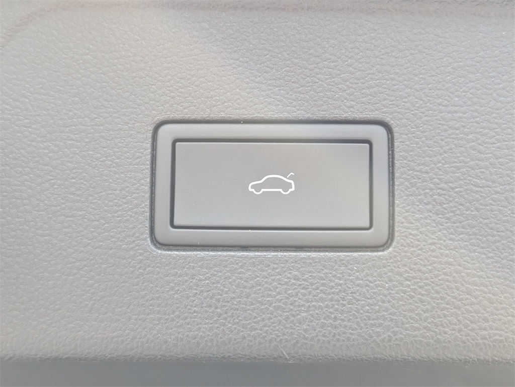 Vehicle image 17 of 30