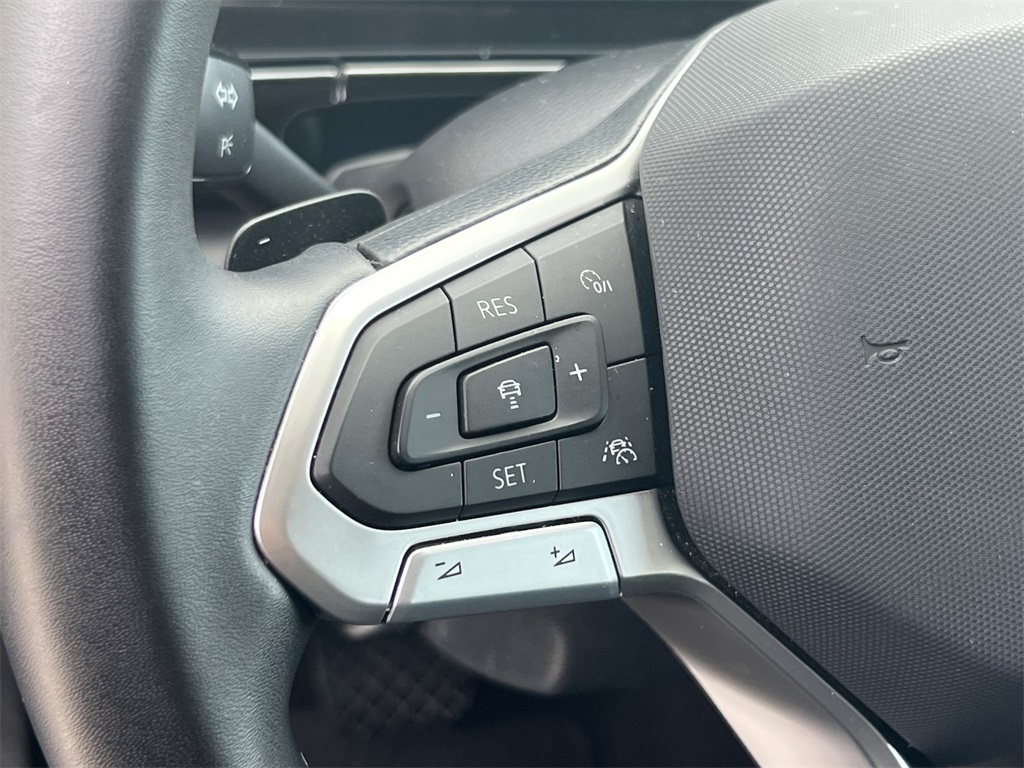 Vehicle image 21 of 25