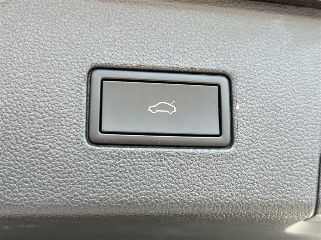 Vehicle image 24 of 25