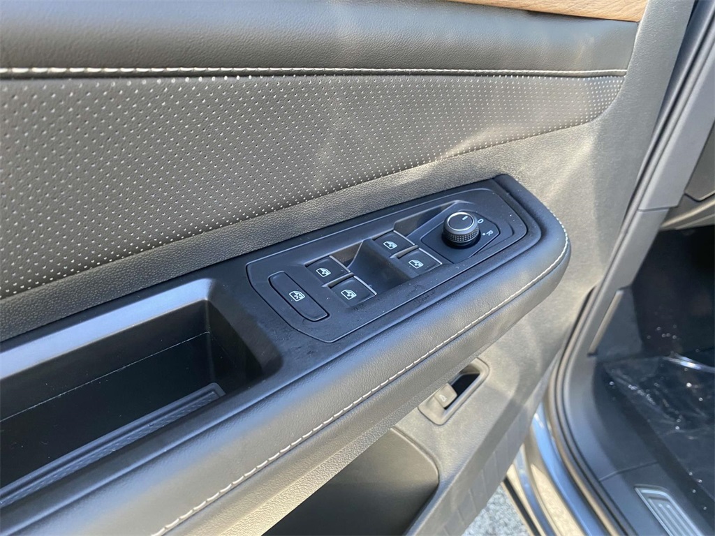Vehicle image 17 of 30
