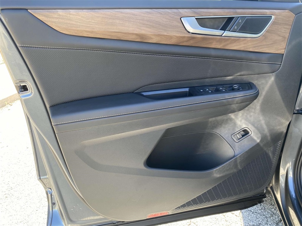 Vehicle image 16 of 30