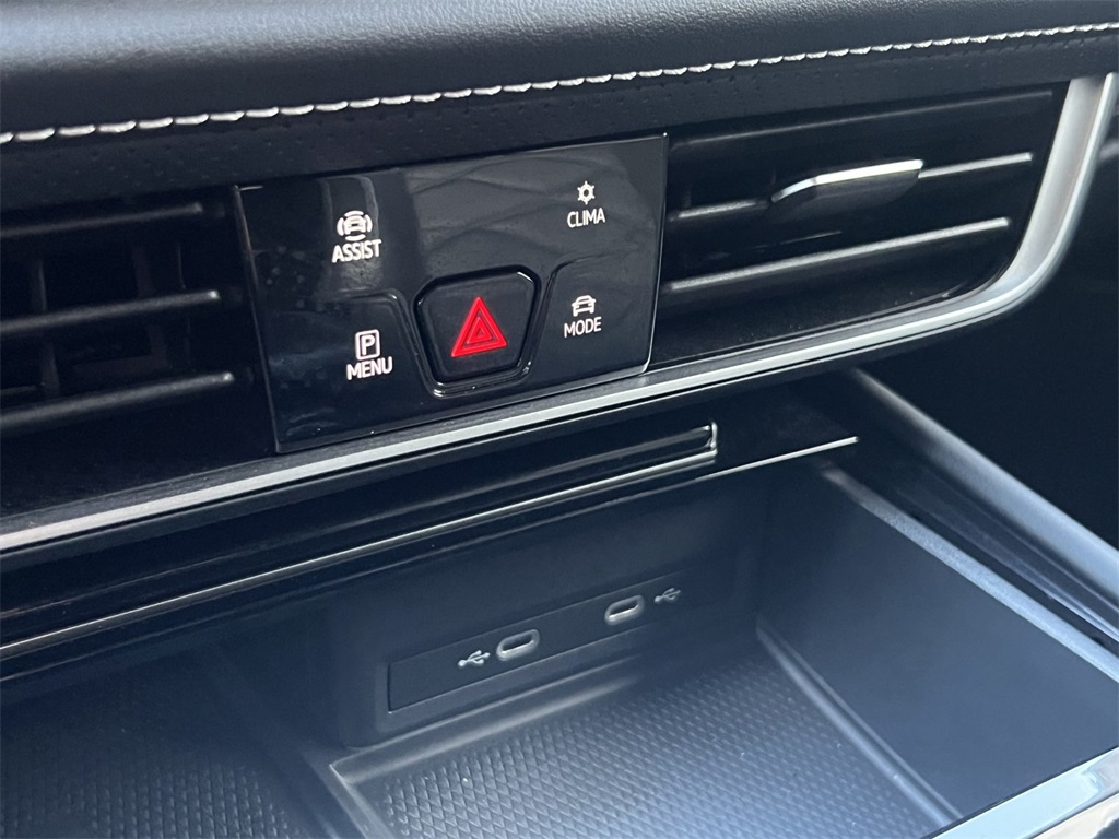 Vehicle image 27 of 29