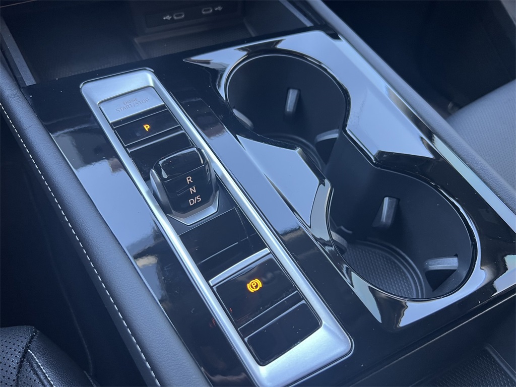 Vehicle image 21 of 29