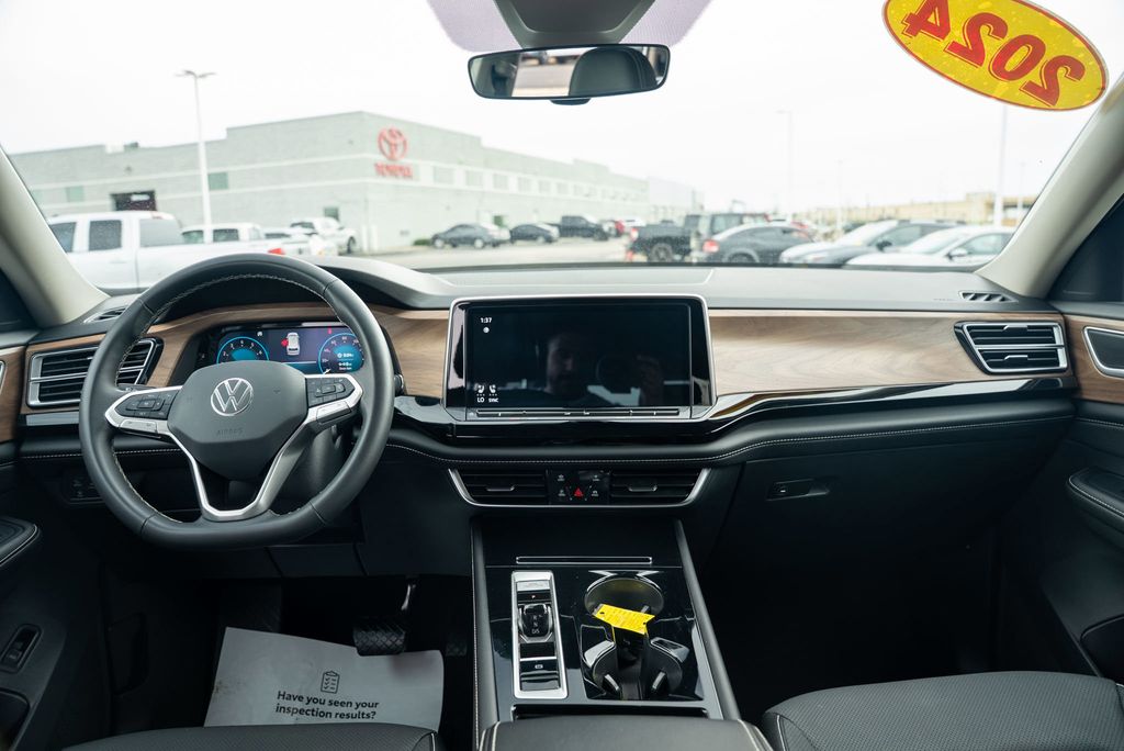 2024 Volkswagen Atlas 2.0T SE Technology Image 16 of 35