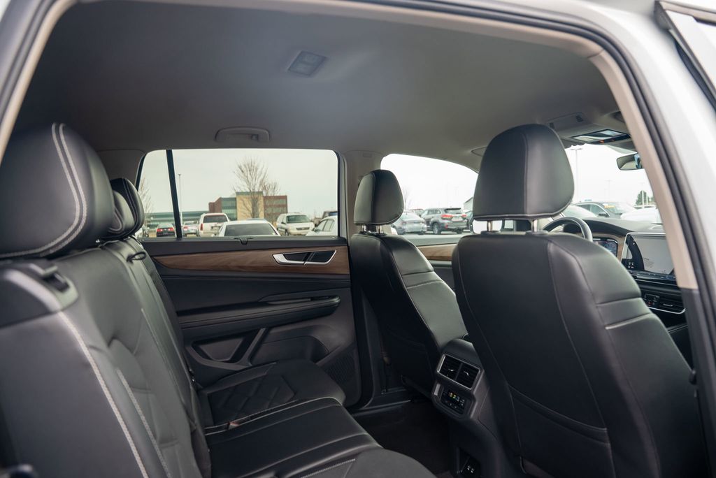 Vehicle image 13 of 35