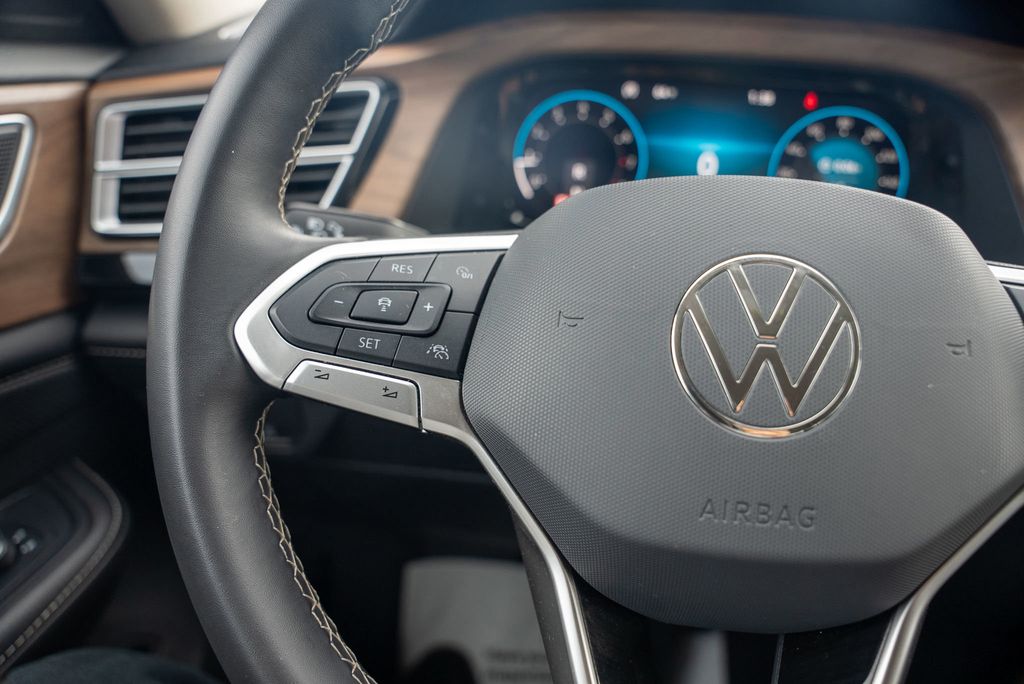2024 Volkswagen Atlas 2.0T SE Technology Image 33 of 35