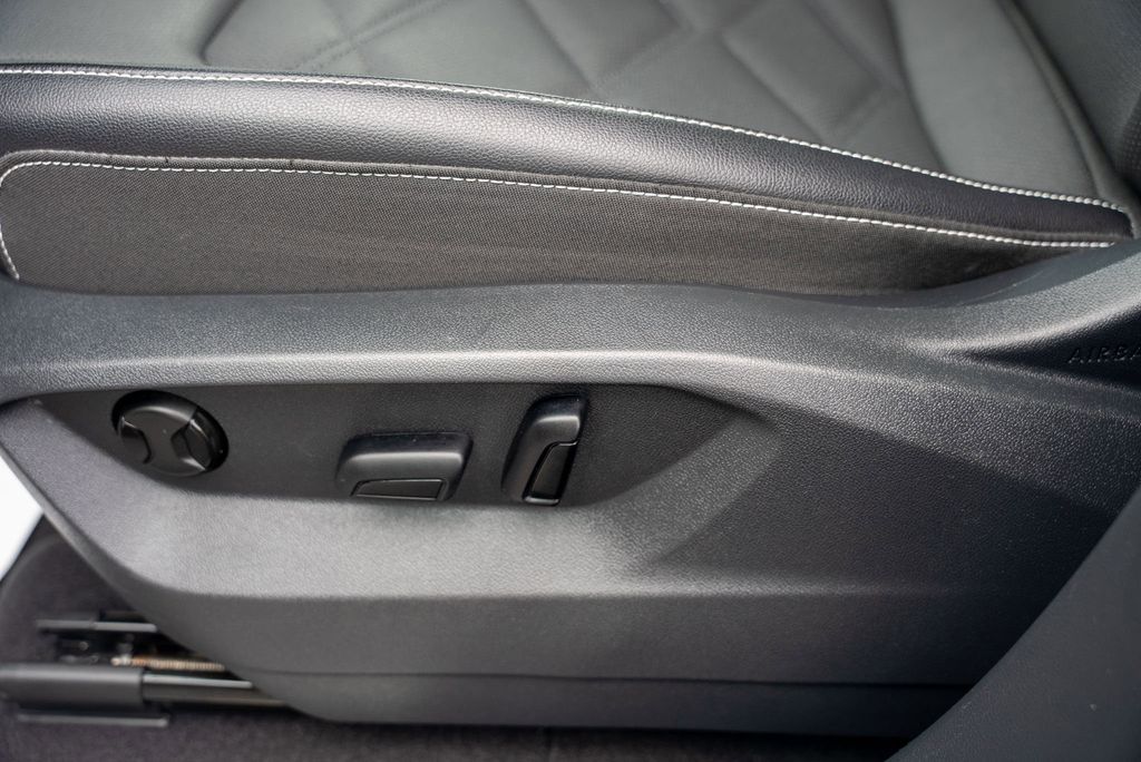 Vehicle image 28 of 35
