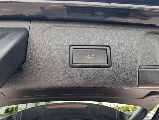 Vehicle image 14 of 32