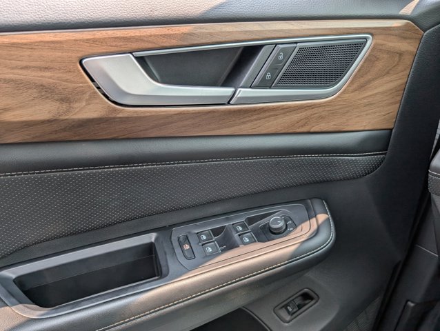 Vehicle image 21 of 32