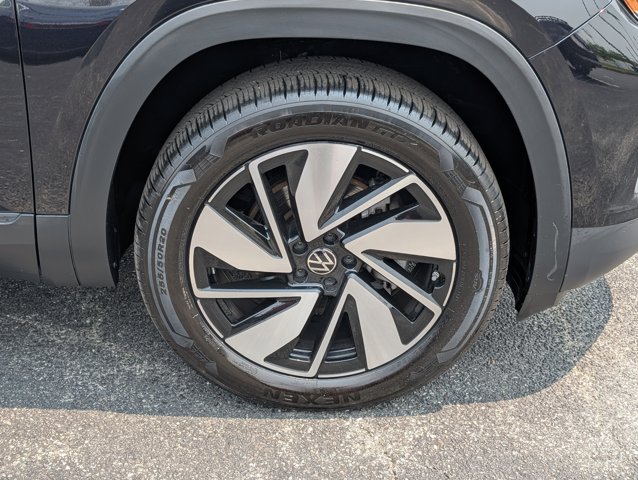 Vehicle image 10 of 32