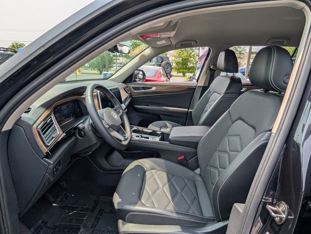 Vehicle image 17 of 32