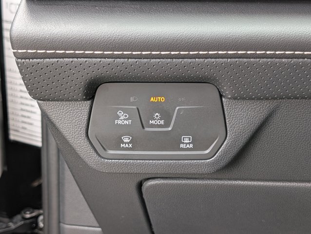 Vehicle image 23 of 32