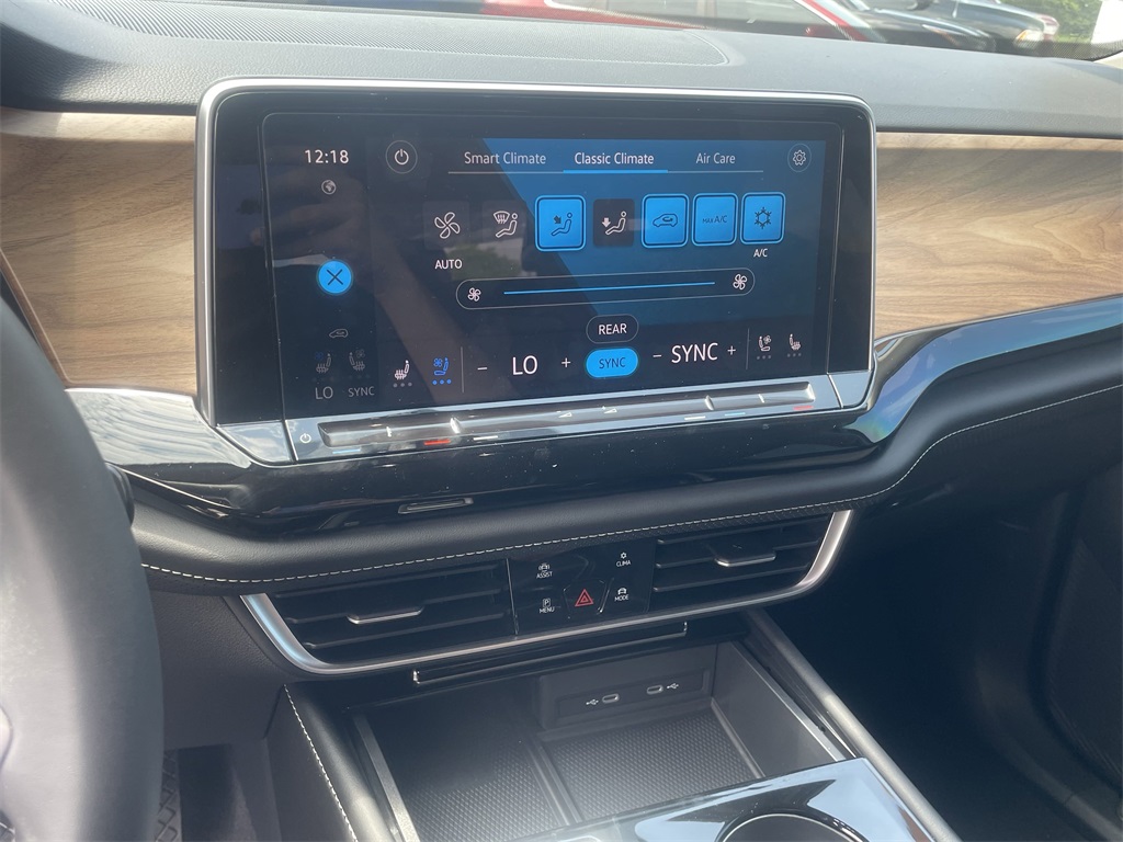 2024 Volkswagen Atlas 2.0T SE Technology Image 16 of 29