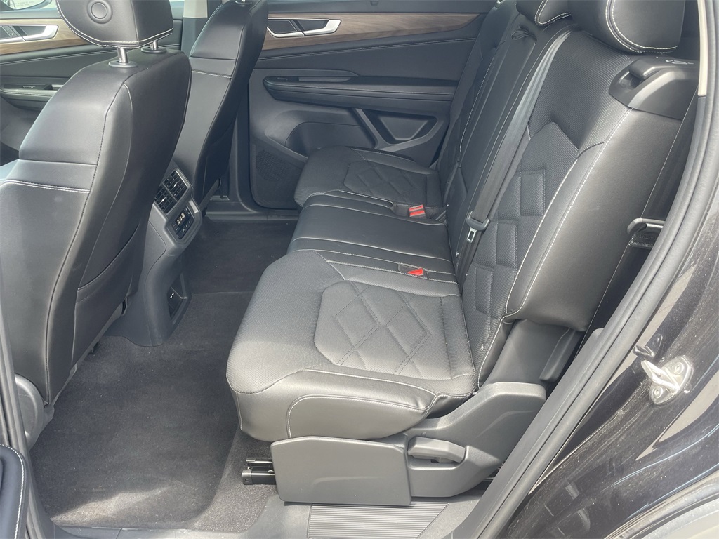 2024 Volkswagen Atlas 2.0T SE Technology Image 11 of 29
