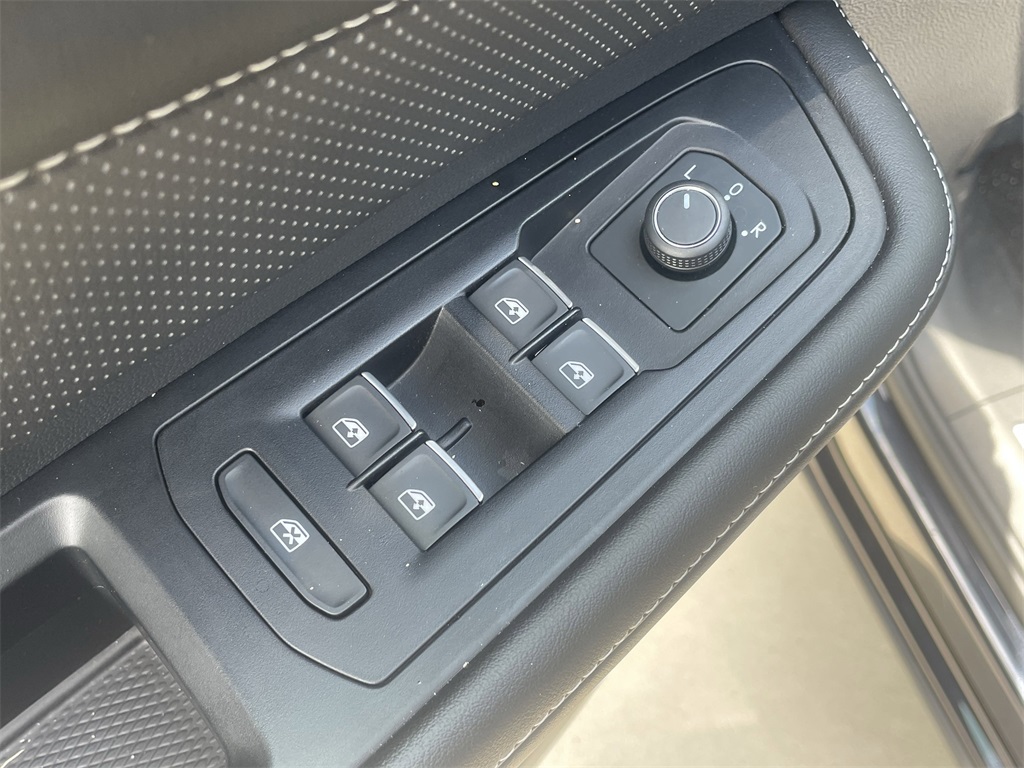2024 Volkswagen Atlas 2.0T SE Technology Image 22 of 29