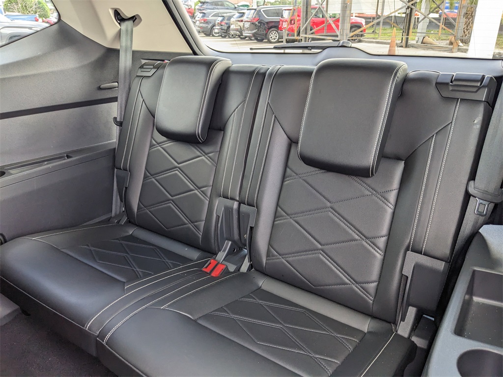 2024 Volkswagen Atlas 2.0T SE Technology Image 15 of 37
